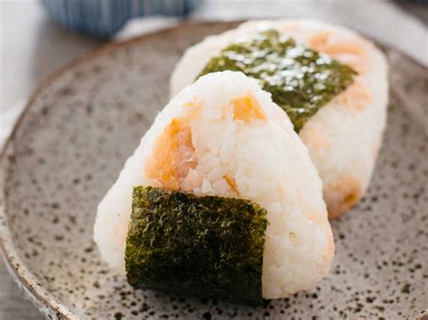 Make a small indent in the middle and place 1 umeboshi (or 1/2-1 tbsp of some kind of filling) in the indent. . Onigiri pronunciation